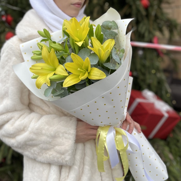 5 желтых лилий с эвкалиптом