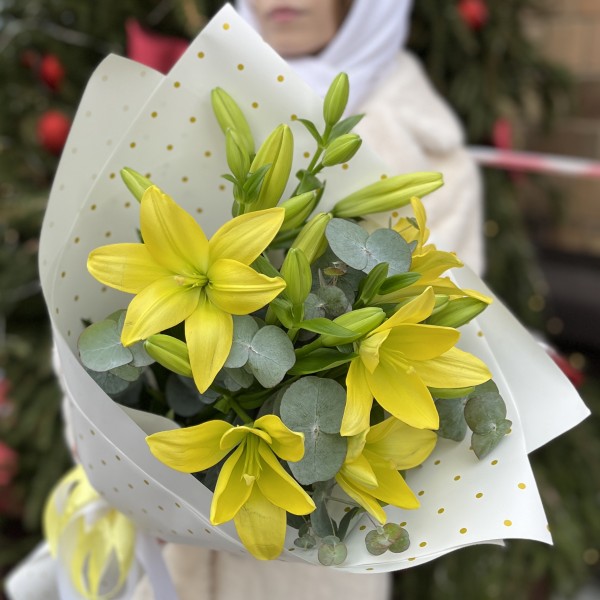 5 желтых лилий с эвкалиптом