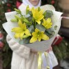 5 желтых лилий с эвкалиптом
