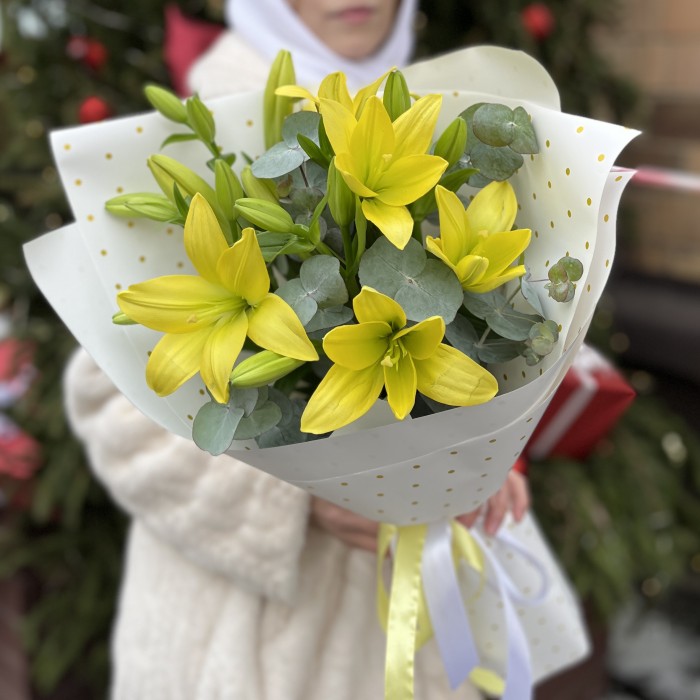 5 желтых лилий с эвкалиптом