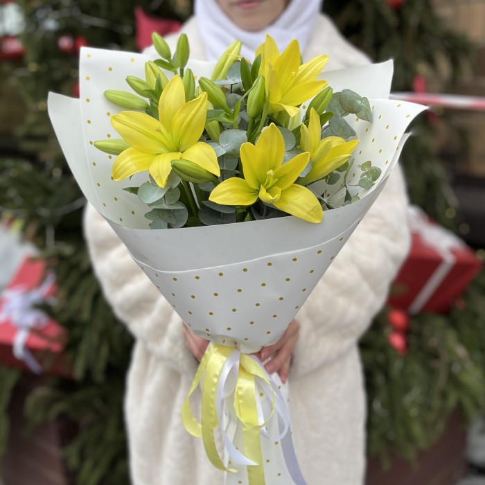 5 желтых лилий с эвкалиптом