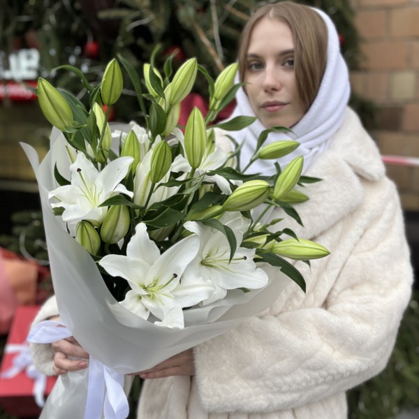 7 белых Восточных лилий