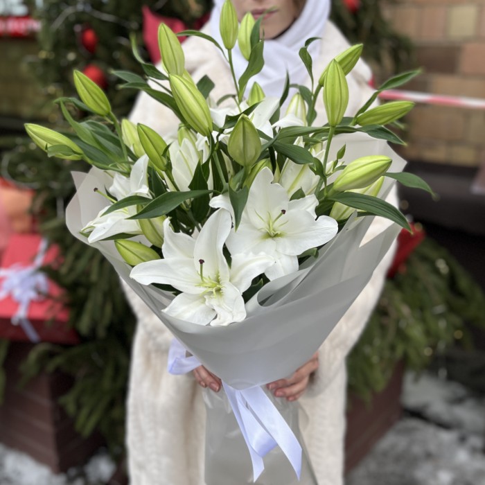 7 белых Восточных лилий