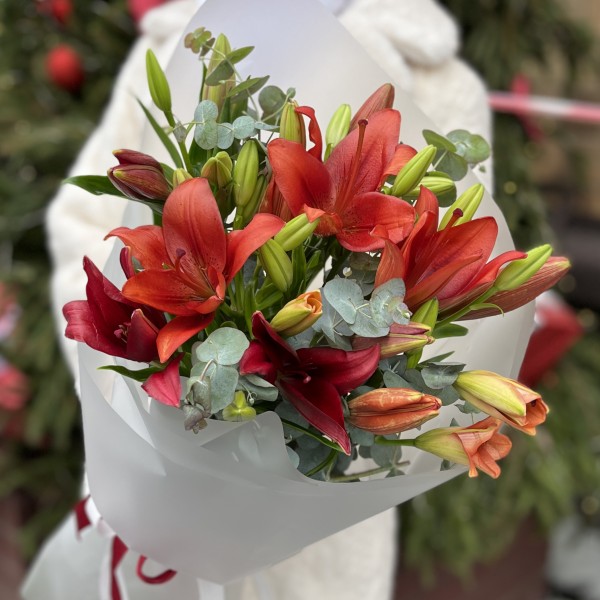 7 бордовых лилий с эвкалиптом