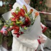 7 бордовых лилий с эвкалиптом
