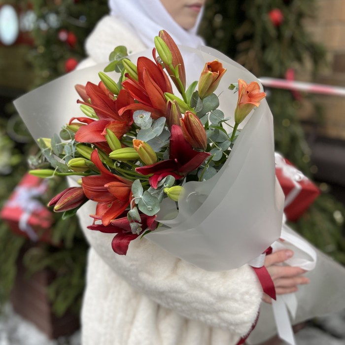 7 бордовых лилий с эвкалиптом