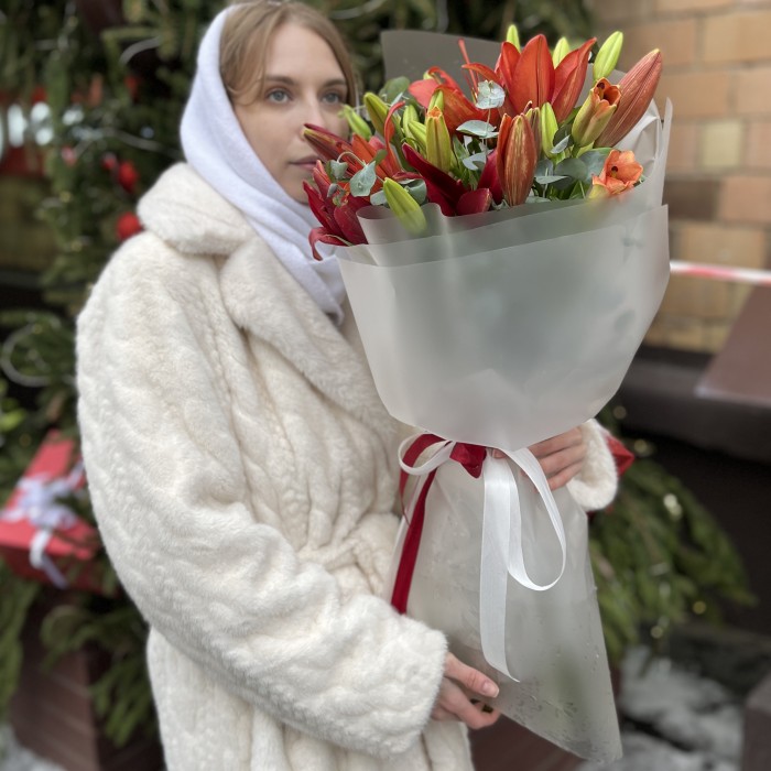 7 бордовых лилий с эвкалиптом