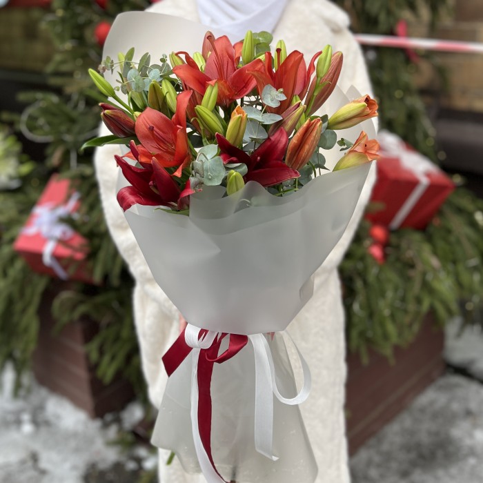 7 бордовых лилий с эвкалиптом