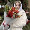 7 бордовых лилий с эвкалиптом