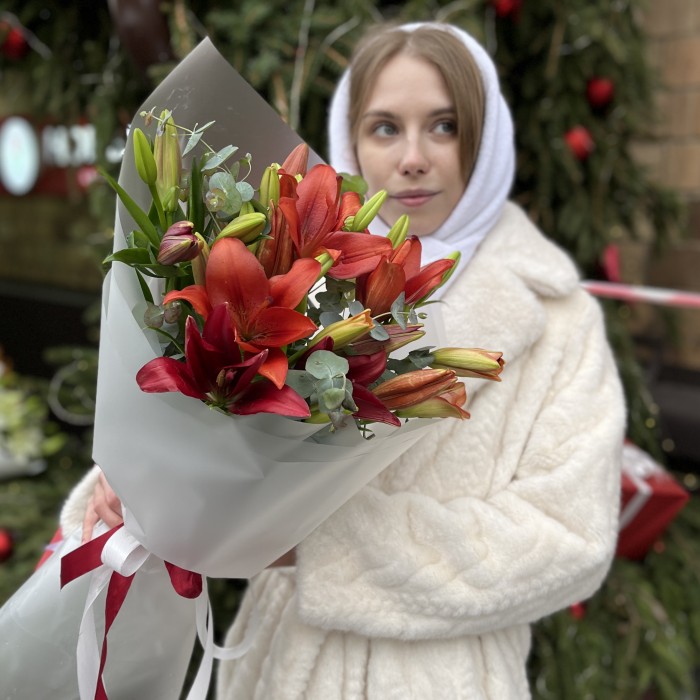 7 бордовых лилий с эвкалиптом