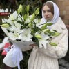 9 белых Восточных лилий