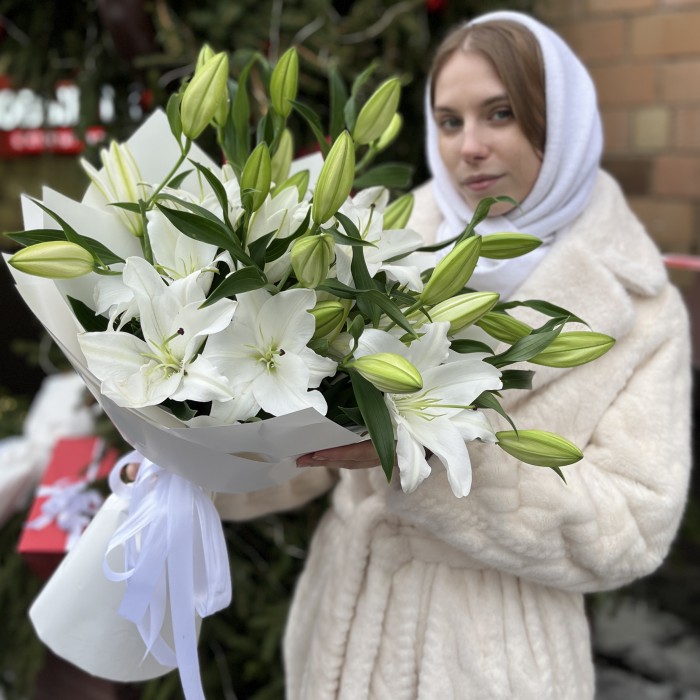 9 белых Восточных лилий