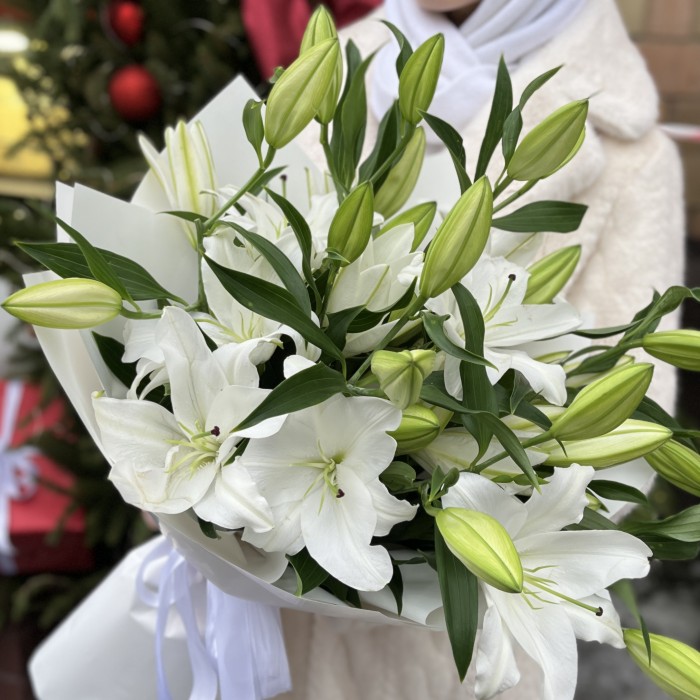 9 белых Восточных лилий