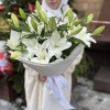 9 белых Восточных лилий