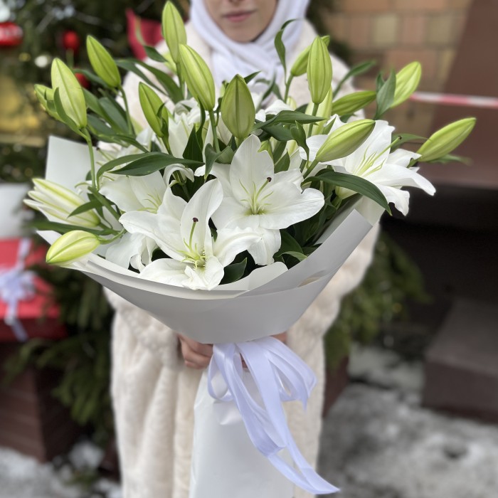 9 белых Восточных лилий