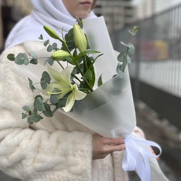 Белая лилия с эвкалиптом