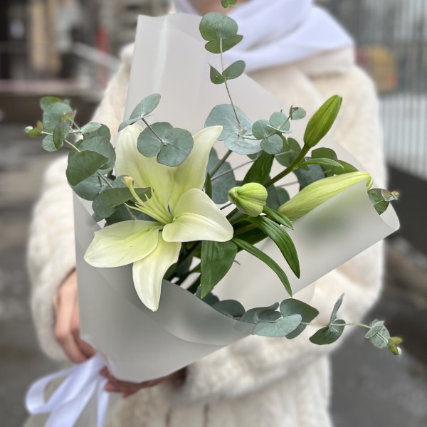 Белая лилия с эвкалиптом