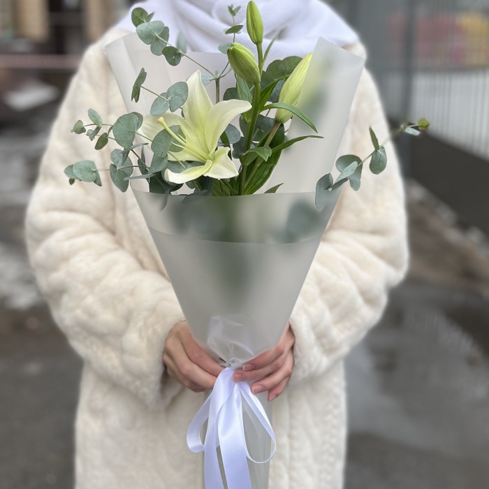 Белая лилия с эвкалиптом