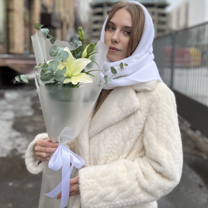 Белая лилия с эвкалиптом