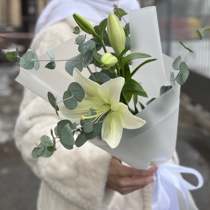 Белая лилия с эвкалиптом