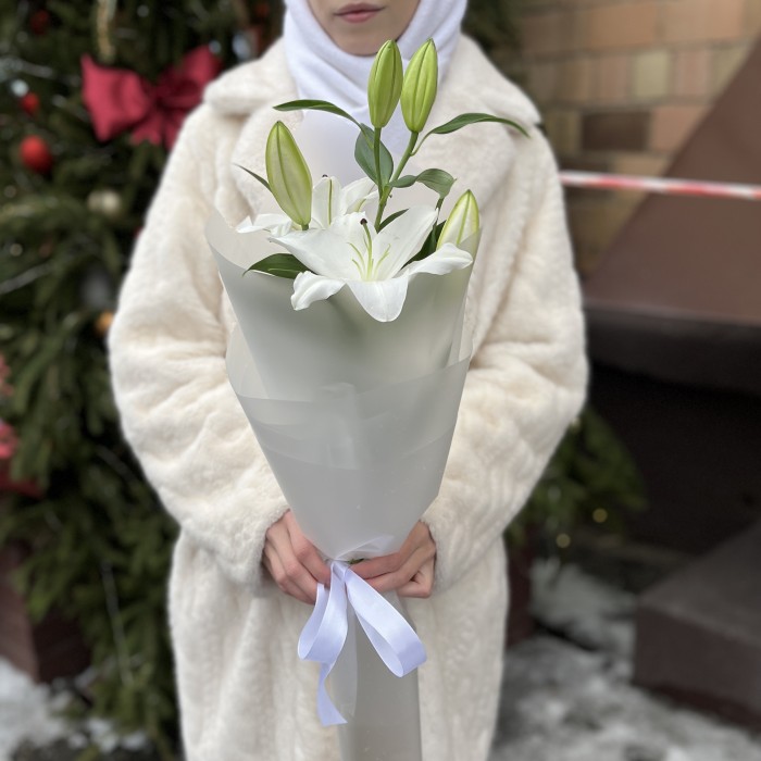 Белая восточная лилия