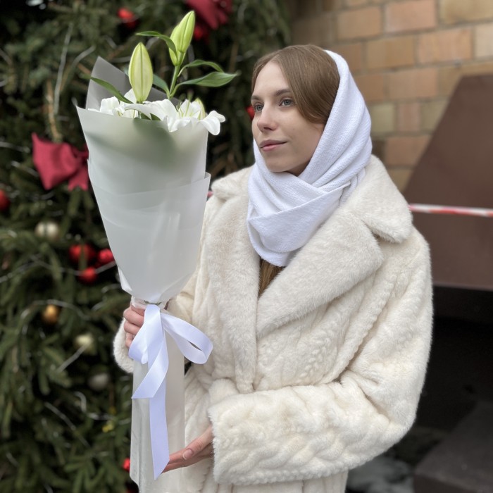 Белая восточная лилия