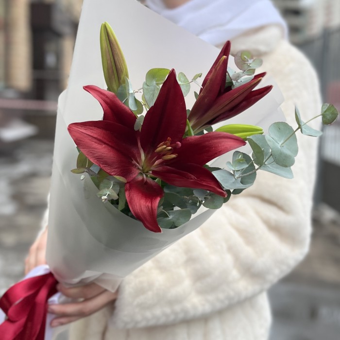 Бордовая лилия с эвкалиптом