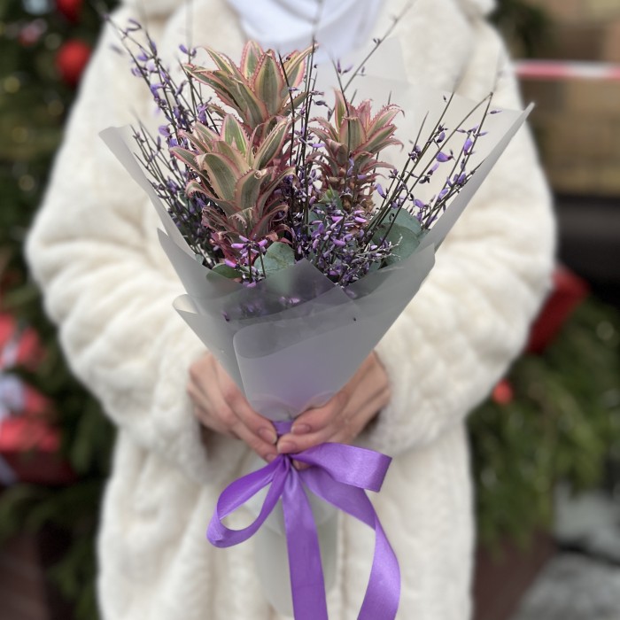 Интерьерный букет Ананасы и Гениста