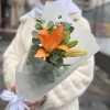 Оранжевая лилия с эвкалиптом