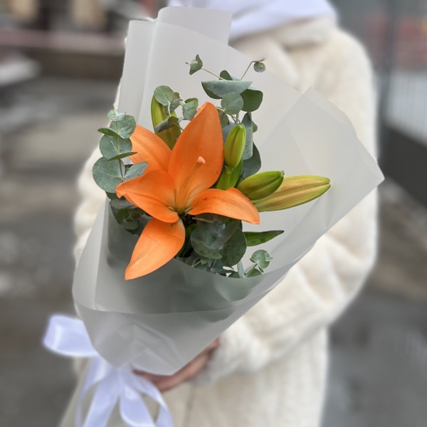 Оранжевая лилия с эвкалиптом