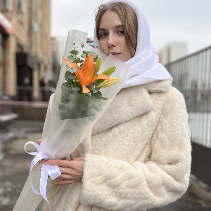 Оранжевая лилия с эвкалиптом