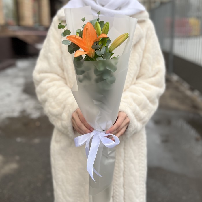 Оранжевая лилия с эвкалиптом