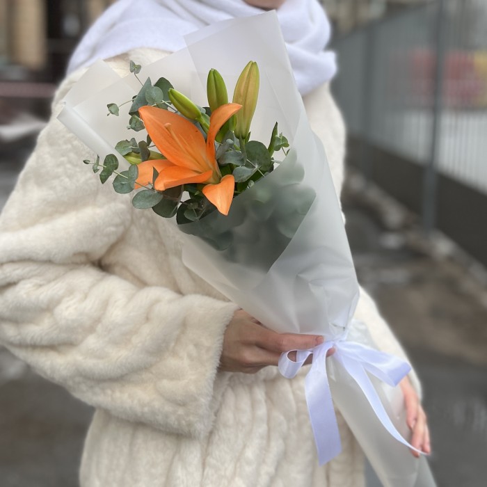 Оранжевая лилия с эвкалиптом