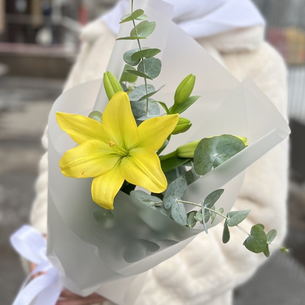 Желтая лилия с эвкалиптом