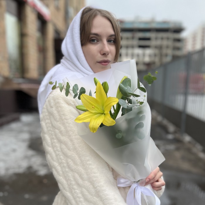 Желтая лилия с эвкалиптом