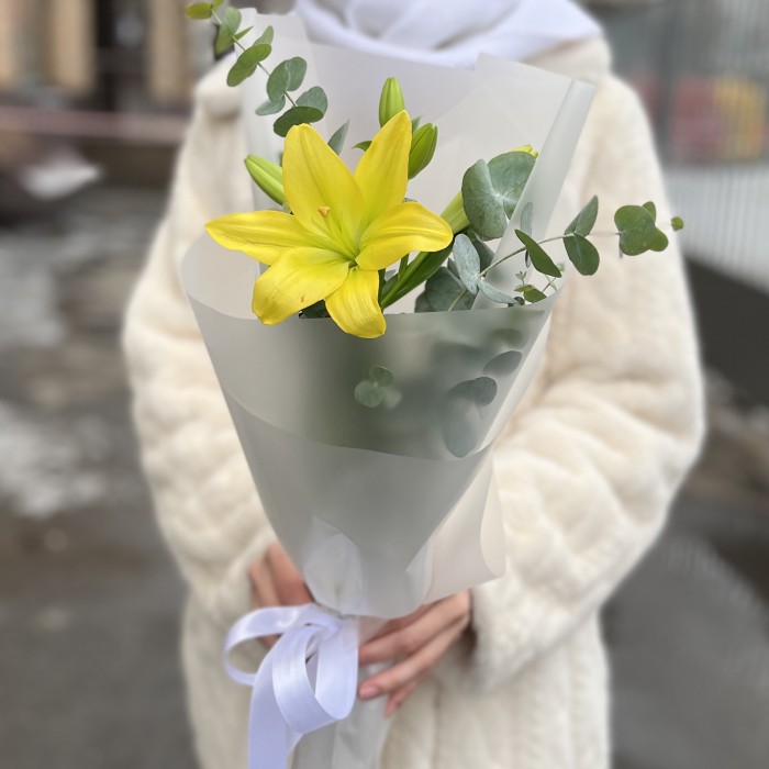 Желтая лилия с эвкалиптом