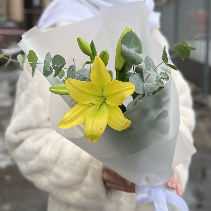 Желтая лилия с эвкалиптом