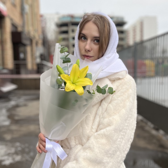 Желтая лилия с эвкалиптом