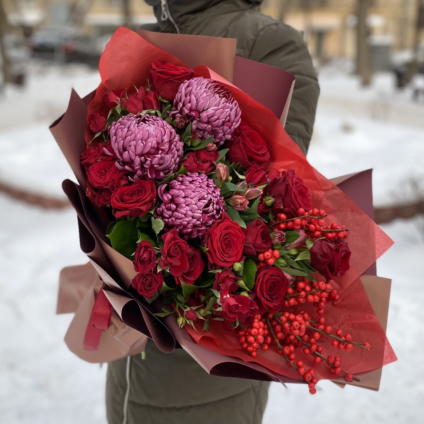 Шикарные букеты с красными хризантемами на 14 февраля