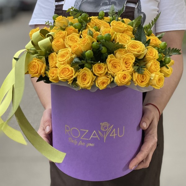 23 кустовые розы Еллоу бейби с гиперикумом в коробке