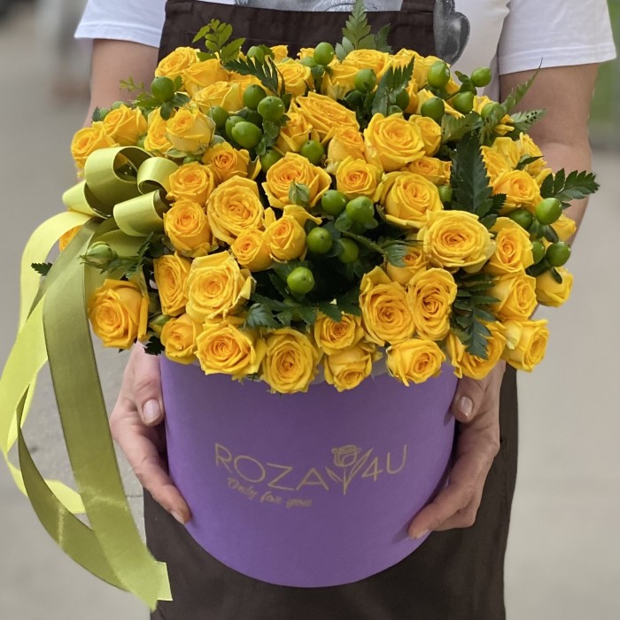 23 кустовые розы Еллоу бейби с гиперикумом в коробке