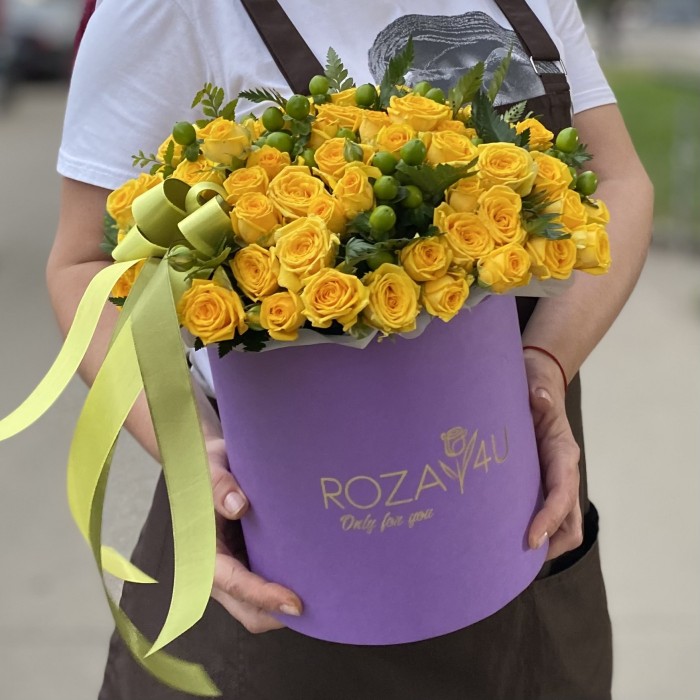 23 кустовые розы Еллоу бейби с гиперикумом в коробке