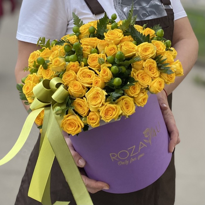 23 кустовые розы Еллоу бейби с гиперикумом в коробке