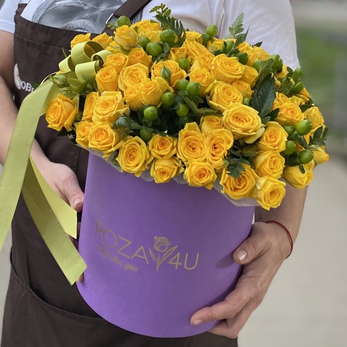 23 кустовые розы Еллоу бейби с гиперикумом в коробке