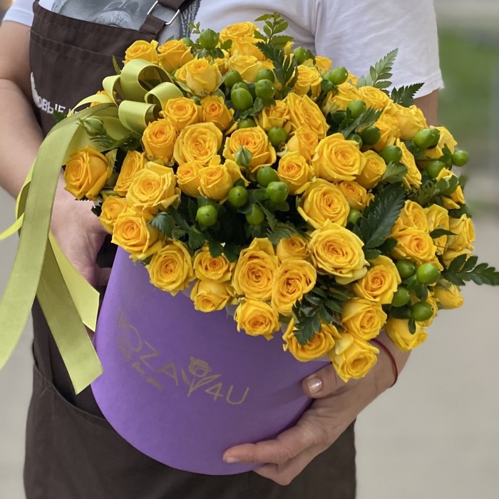23 кустовые розы Еллоу бейби с гиперикумом в коробке