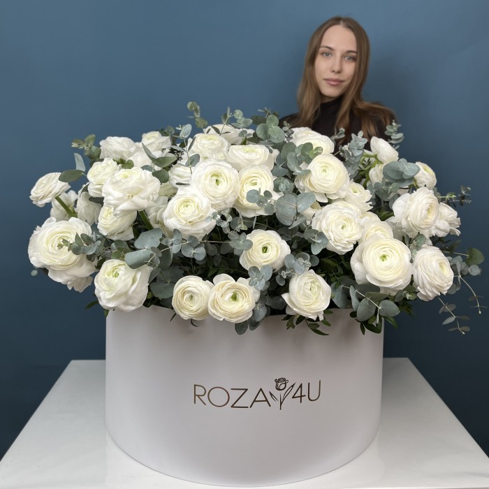 101 белый ранункулюс в большой коробке