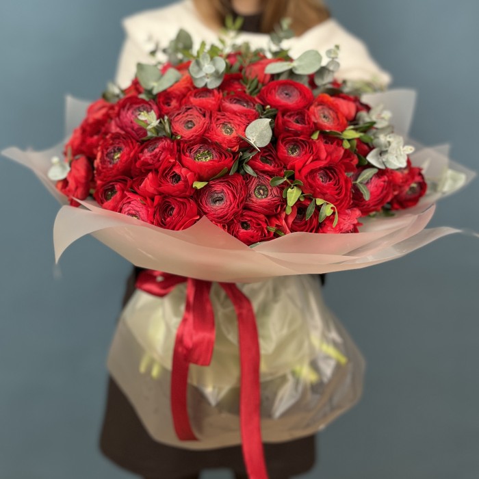 101 красный ранункулюс с эвкалиптом