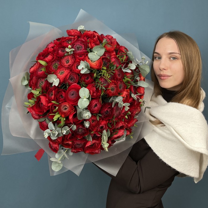 101 красный ранункулюс с эвкалиптом