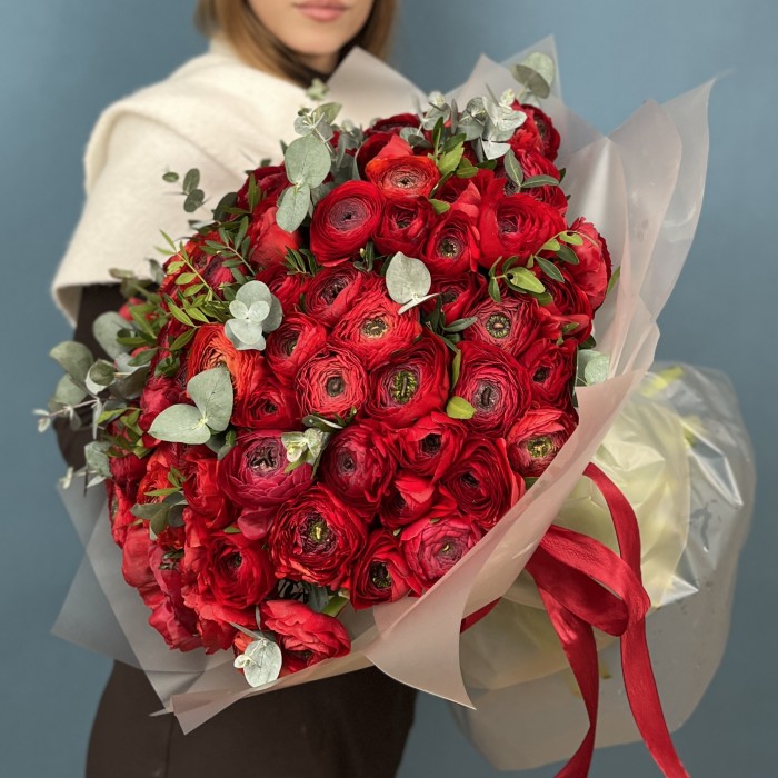 101 красный ранункулюс с эвкалиптом