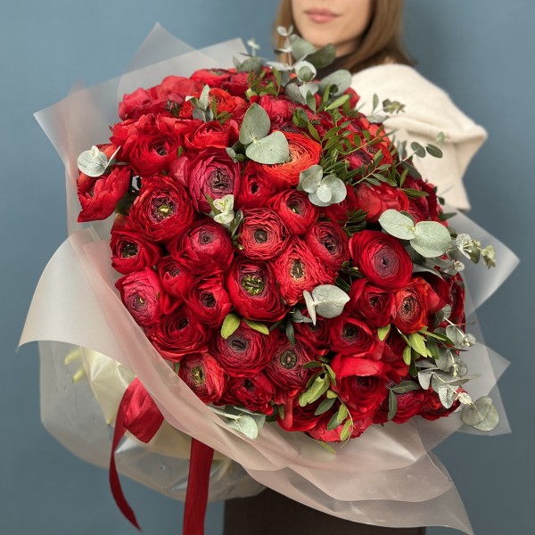 101 красный ранункулюс с эвкалиптом